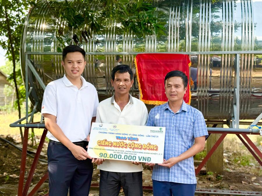 Đại diện các đơn vị trao tặng giếng nước cộng đồng cho làng Thương, xã Kon Chiêng. Ảnh: Lạc Hà k.jpg